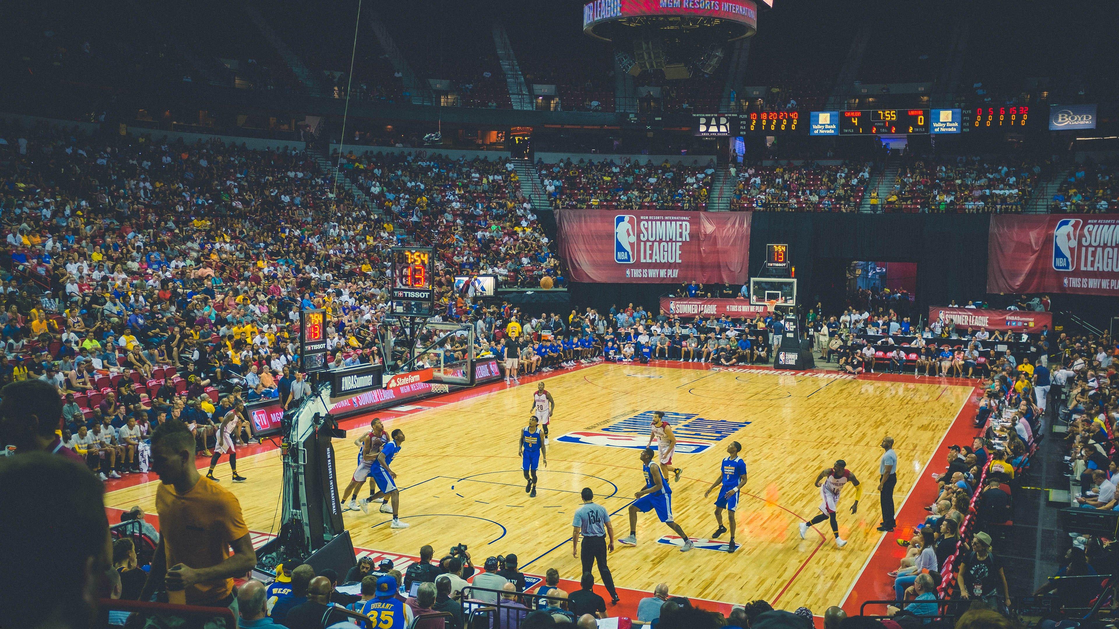 加州山火肆虐体育界,伦纳德与乔治豪宅焚毁,九旬教母紧急撤离引关注